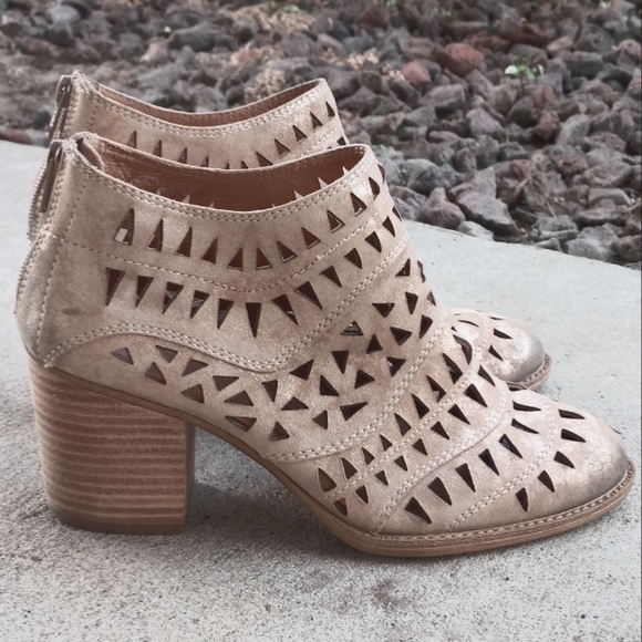 8 SÖFFT WESTWOOD 2 Metallic Gold Tan Lazer Cut Leather 2¾" Stacked Heel Booties - Picture 3 of 13